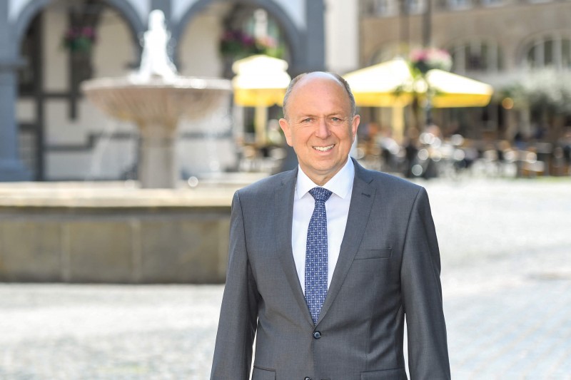 Christoph Rüther bei schönstem Wetter vor dem Paderborner Rathausbrunnen.